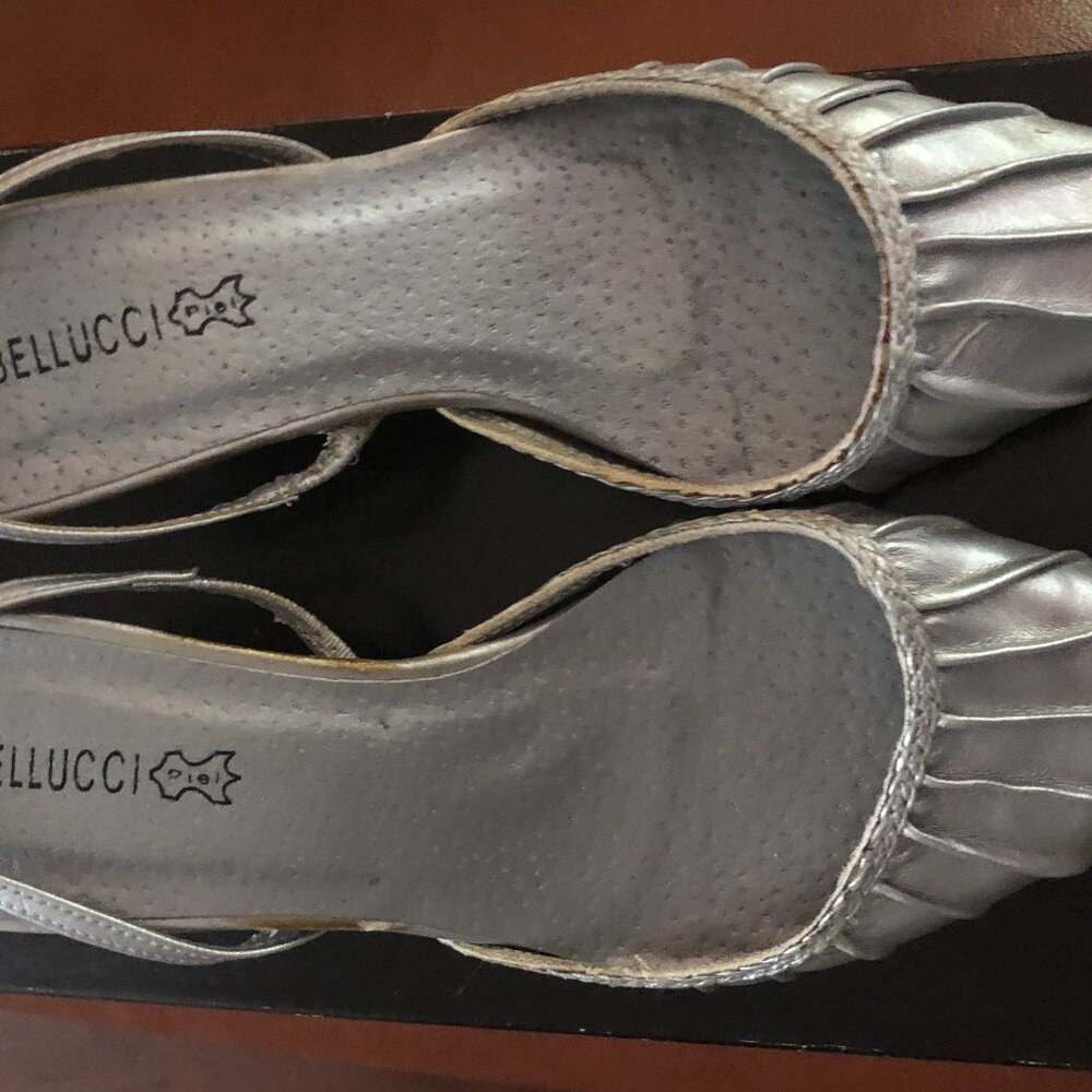 Bellucci Women's Silver Leather Shoes Small Hills Size 7.5